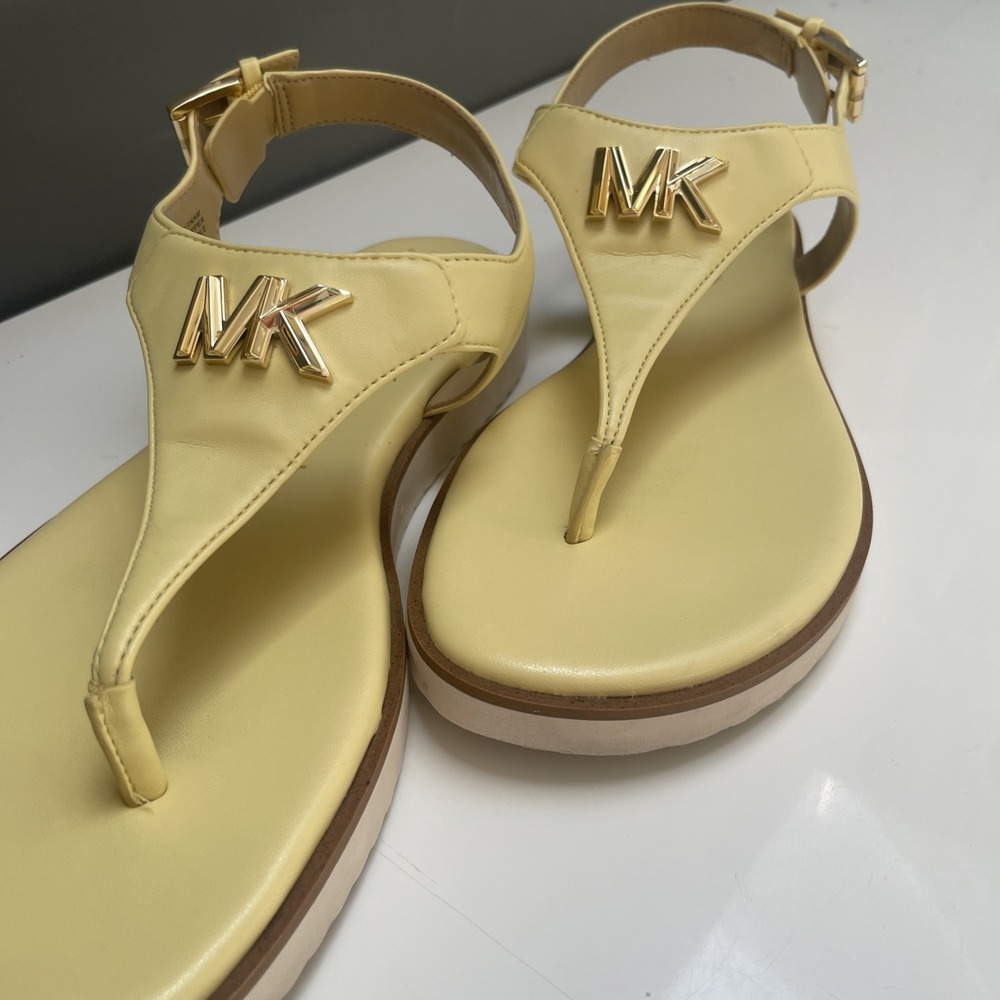 MICHAEL KORS JILLY FLAT SANDAL LT YELLOW SZ 7 NO BOX EUC WORN ONCE - Picture 2 of 9